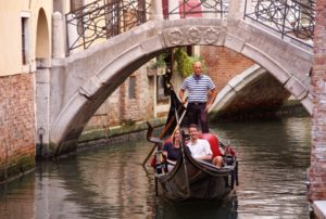 Das frisch verlobte Paar, nach einem Heiratsantrag in Venedig in der Gondel