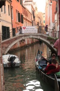 Individuelles Transparent an einer Brücke in Venedig